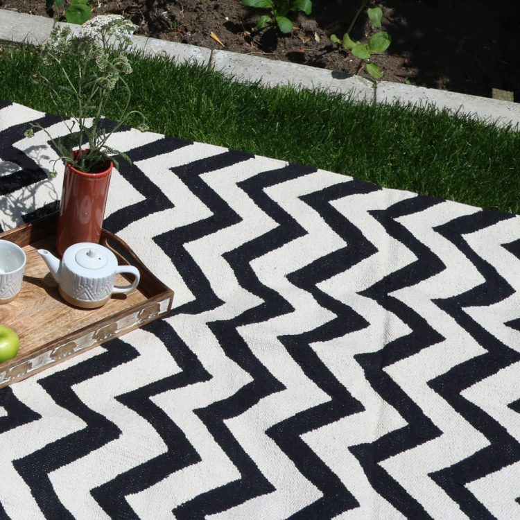 Medium black and white zigzag rug | TradeAid