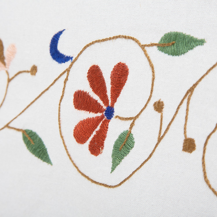 Floral embroidered table cloth | Gallery 2