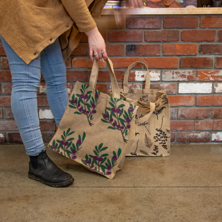 Olive print lined jute bag | TradeAid