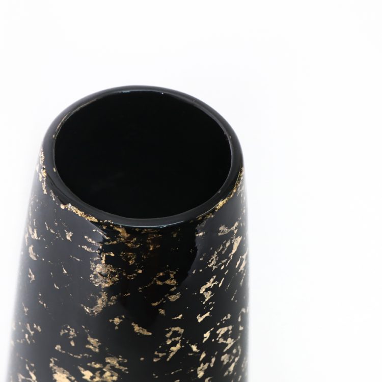 Black and gold lacquer vase | Gallery 1