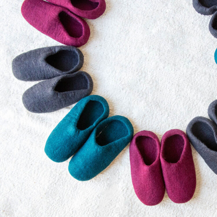 Wool felt slippers | Gallery 1